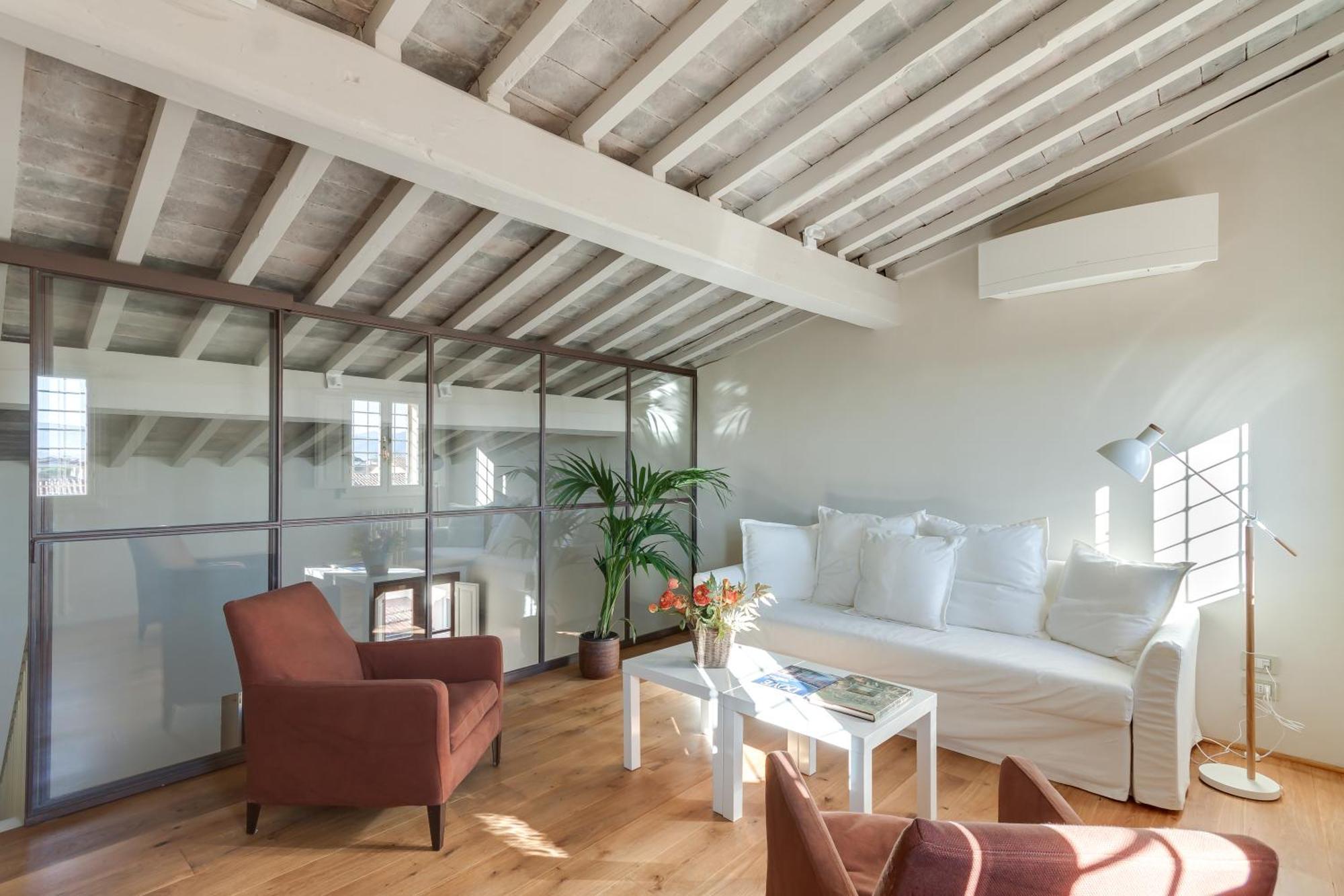 Accademia Frescoes Apartment Florenz